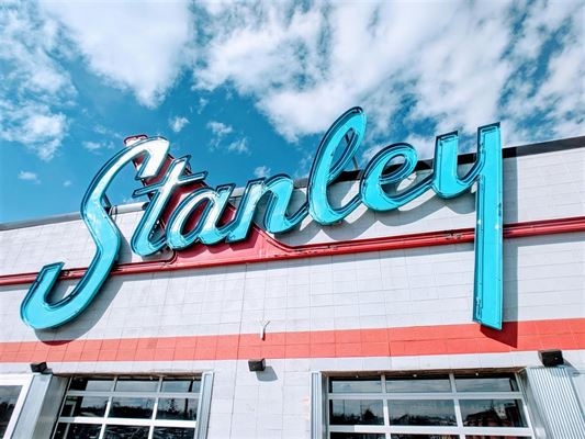 Amstrup Skilte: Udendørs skilte der øger synligheden